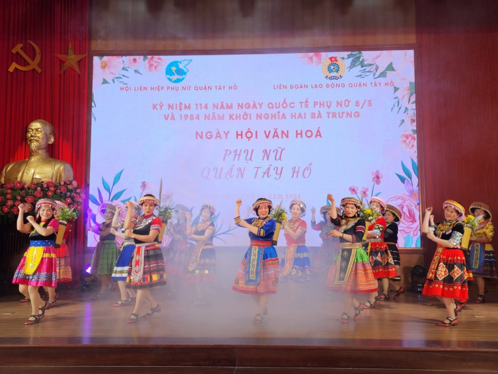 Quận Tây Hồ tuyên dương 66 nữ công nhân, viên chức tiêu biểu “Giỏi việc nước - Đảm việc nhà”