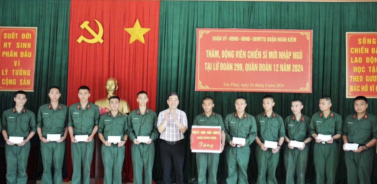 Ấm áp tình quân dân: Quận Hoàn Kiếm động viên chiến sĩ mới nhập ngũ