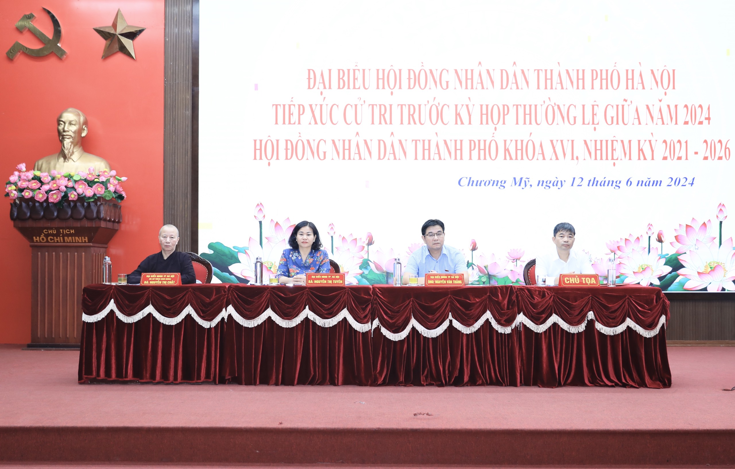 Phó Bí thư Thường trực Thành ủy Nguyễn Thị Tuyến lắng nghe tâm tư nguyện vọng của cử tri