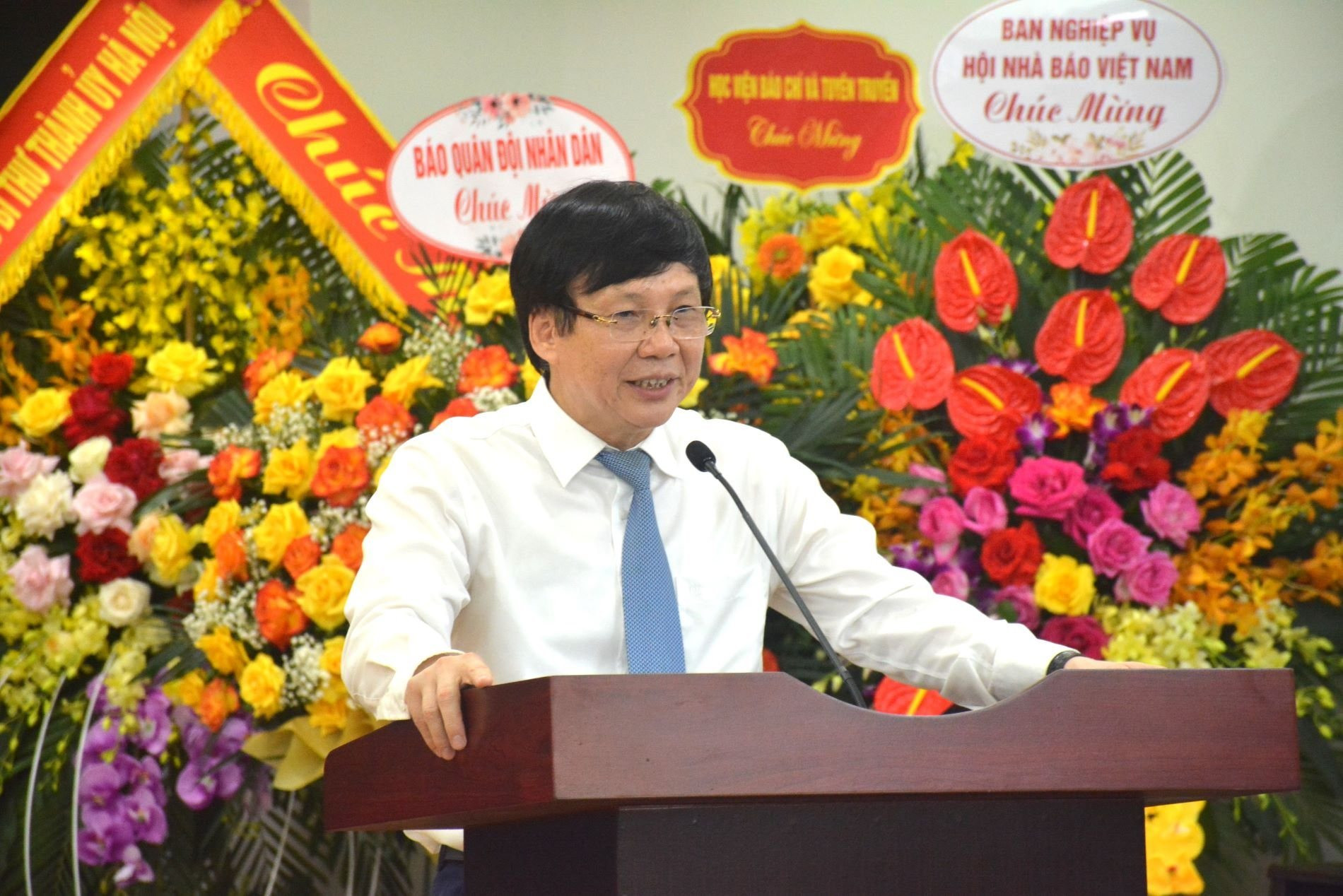 Đồng chí Hồ Quang Lợi ra mắt sách “Người trên đường đời” 