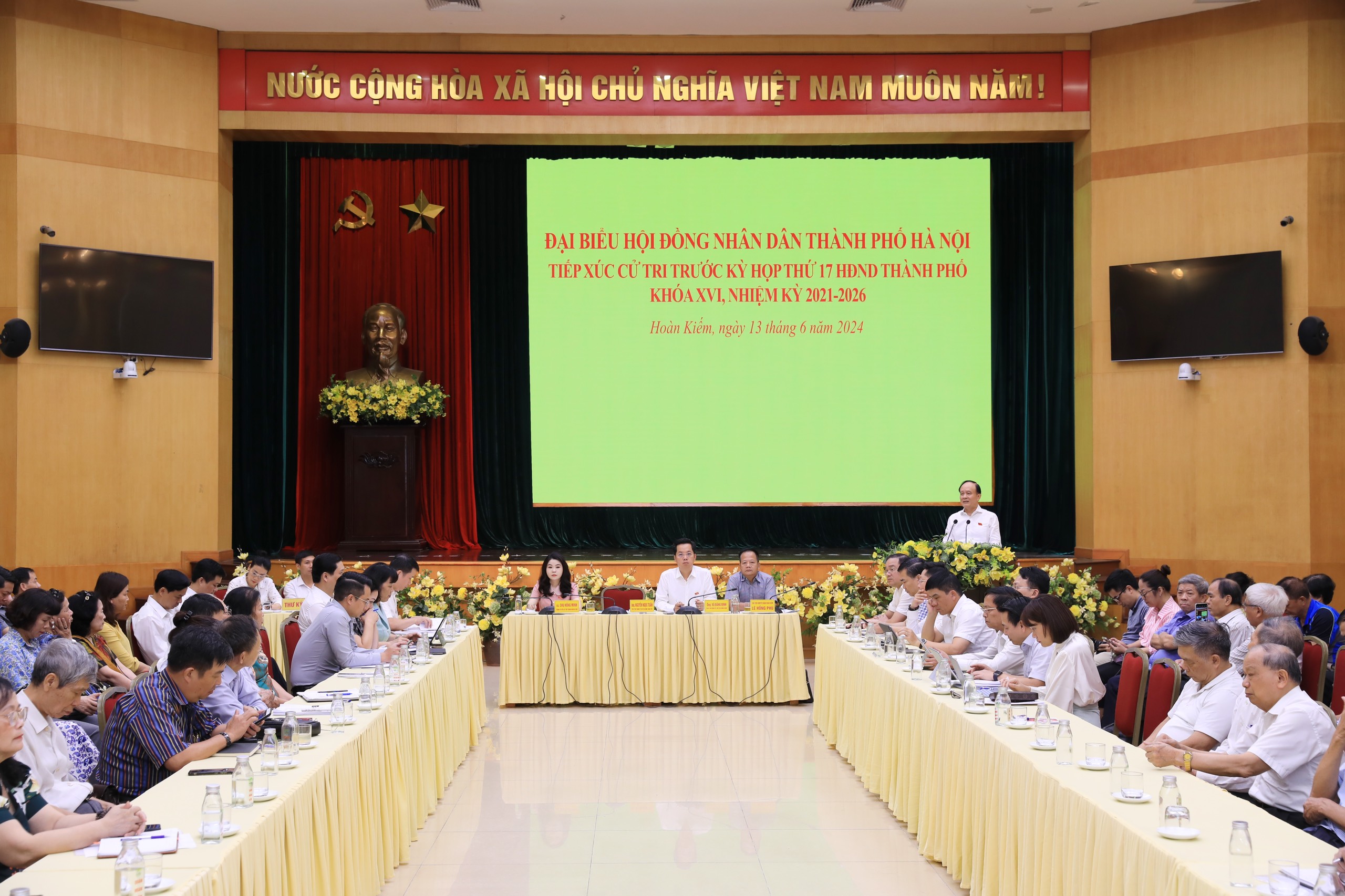 Cử tri Hoàn Kiếm đề nghị thành phố bố trí quỹ đất ngoài đê sông Hồng để đỗ xe tránh ùn tắc giao thông phố cổ 