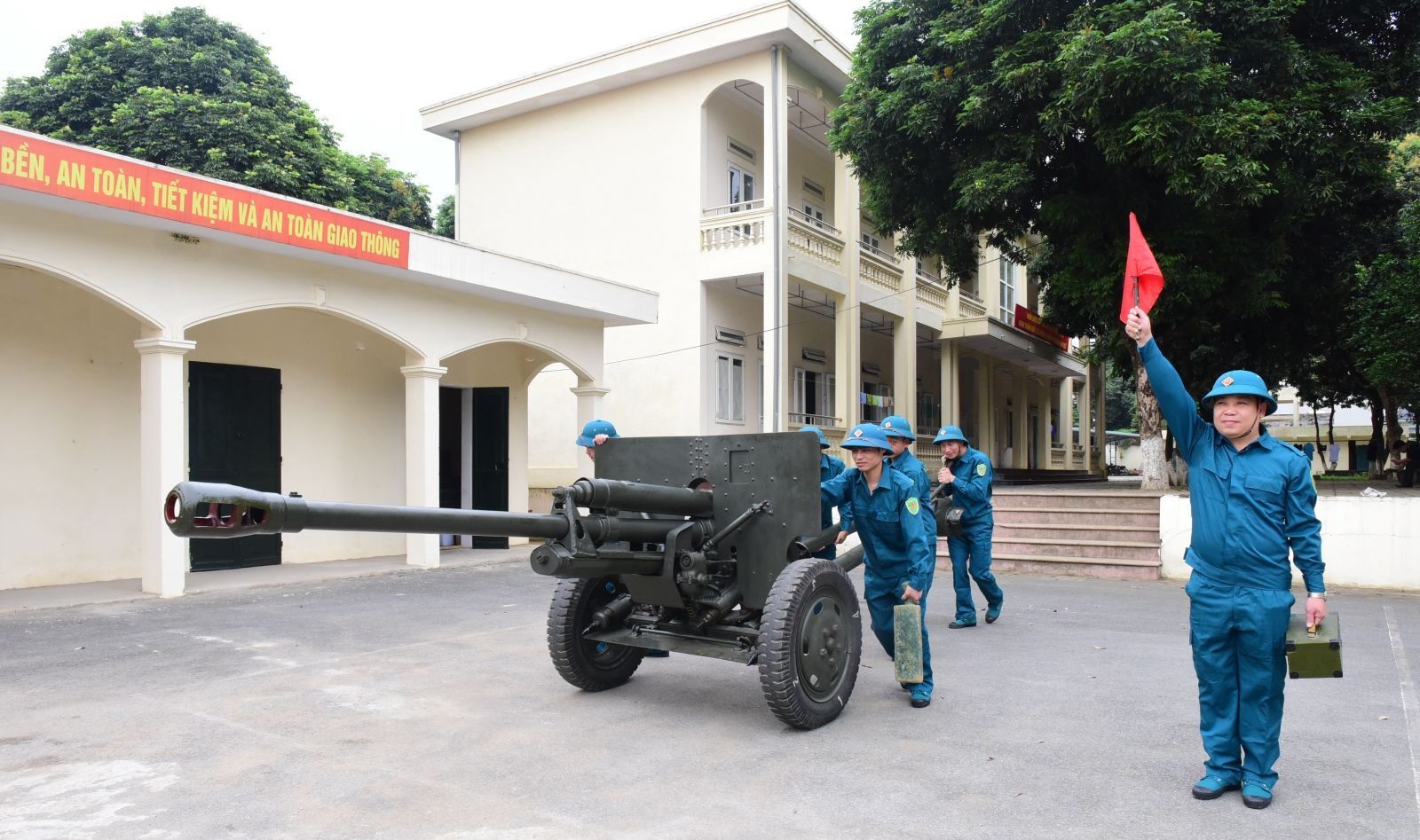 Tổ chức huấn luyện cho cán bộ đại đội, trung đội trưởng dân quân tự vệ pháo phòng không và pháo binh