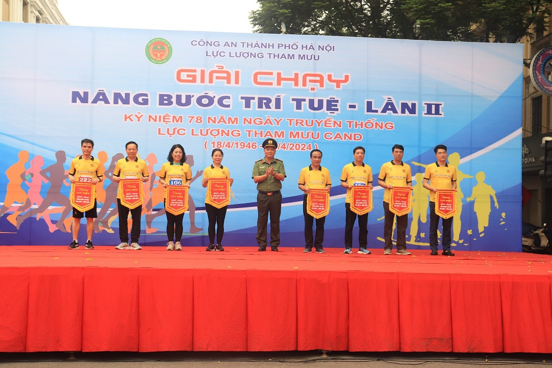 Giải chạy “Nâng bước trí tuệ lần II”: Khoẻ để tham mưu, nâng tầm Công an Thủ đô