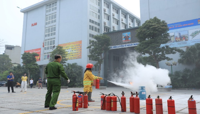 Trường Đại học Kinh tế - Kỹ thuật Công nghiệp phối hợp Công an quận Hoàng Mai tổ chức diễn tập phòng cháy chữa cháy