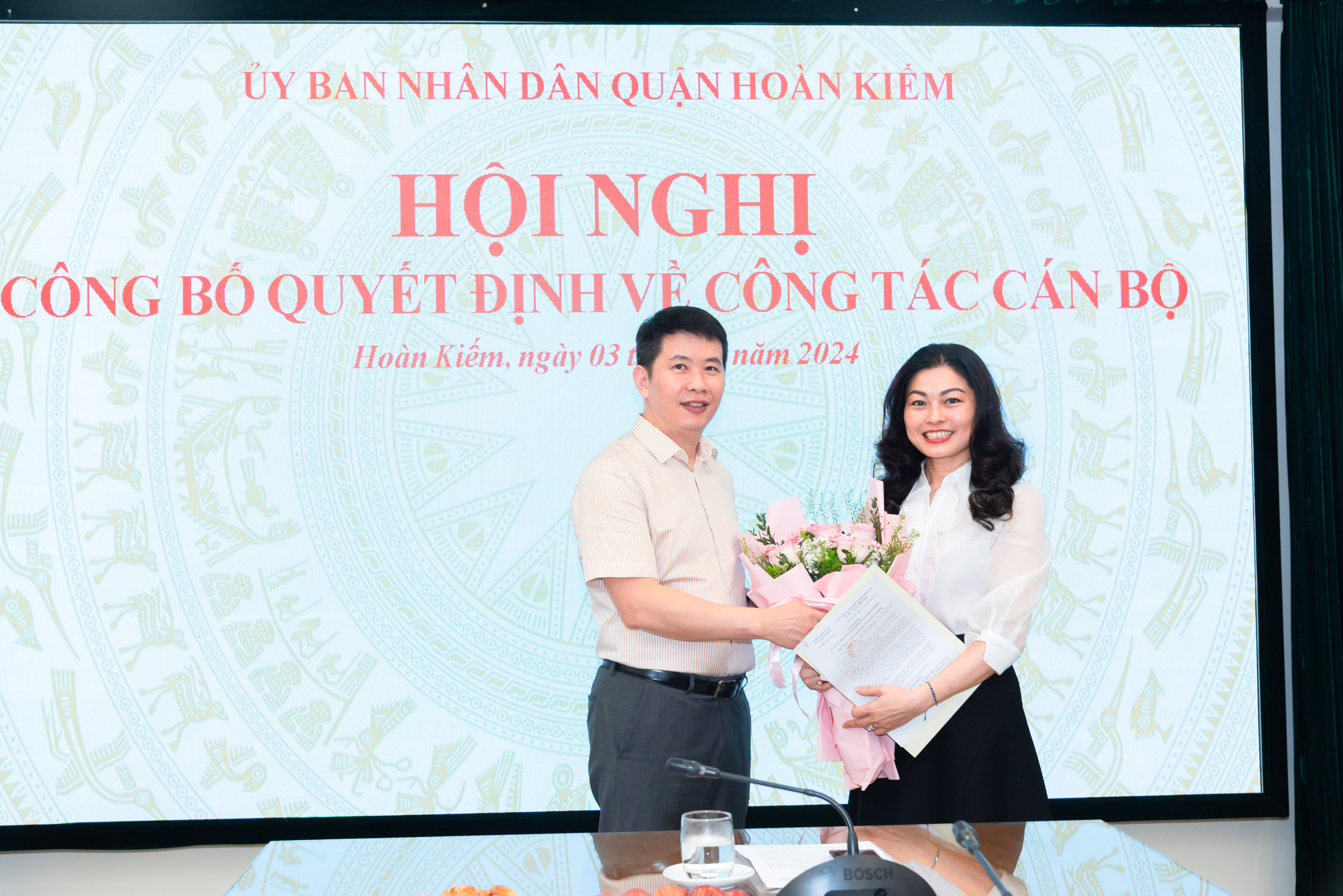 Quận Hoàn Kiếm trao quyết định bổ nhiệm cán bộ chủ chốt