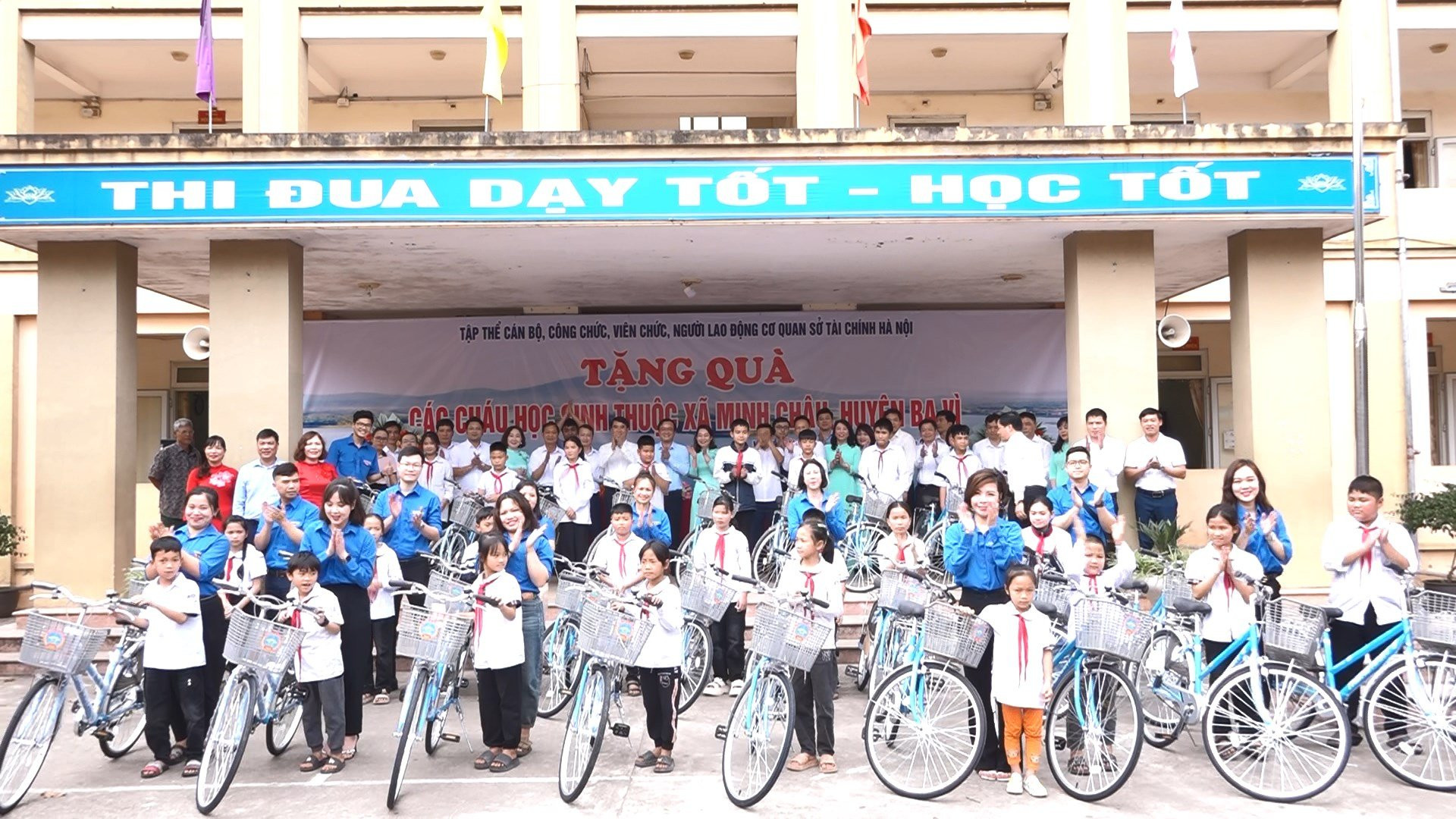Hỗ trợ học tập cho học sinh xã Minh Châu (huyện Ba Vì): Sở Tài chính Hà Nội trao tặng máy tính và xe đạp