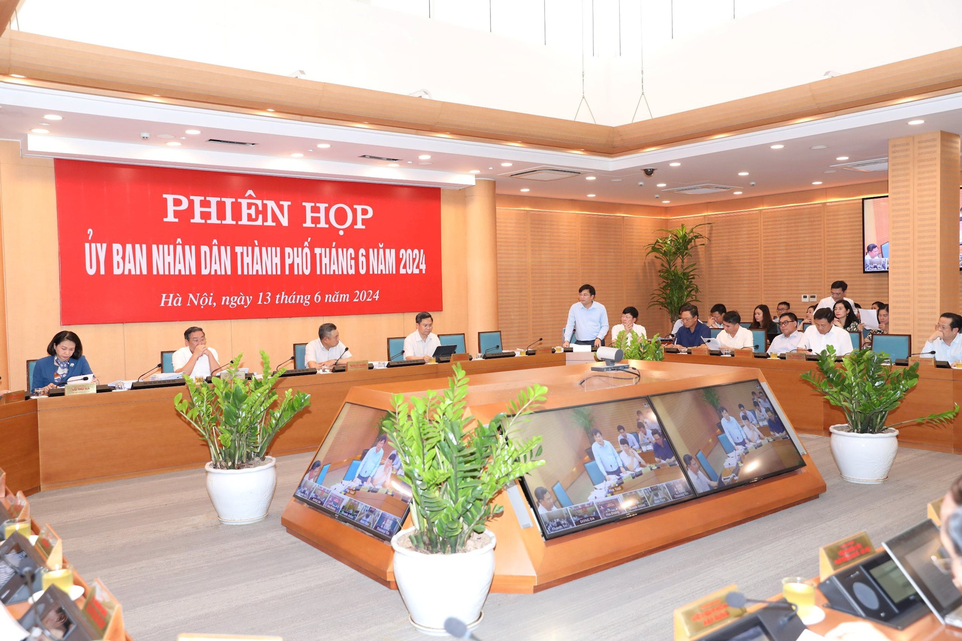 UBND thành phố thảo luận nhiều vấn đề quan trọng trong phiên họp thường kỳ tháng 6