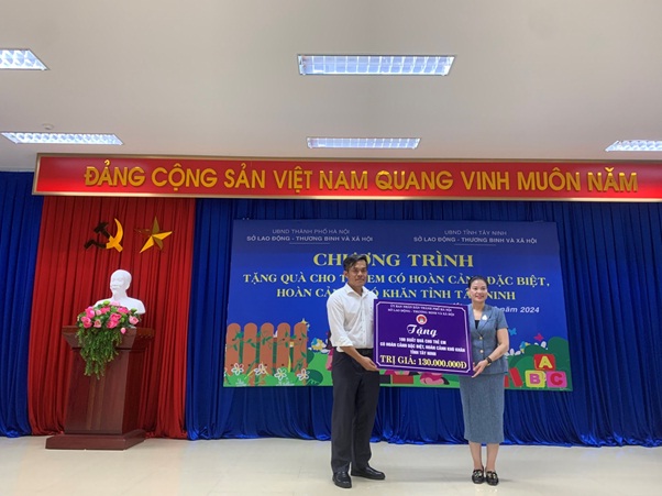  Sở Lao động - Thương binh và Xã hội Hà Nội trao tặng quà cho trẻ em có hoàn cảnh đặc biệt tại Tây Ninh