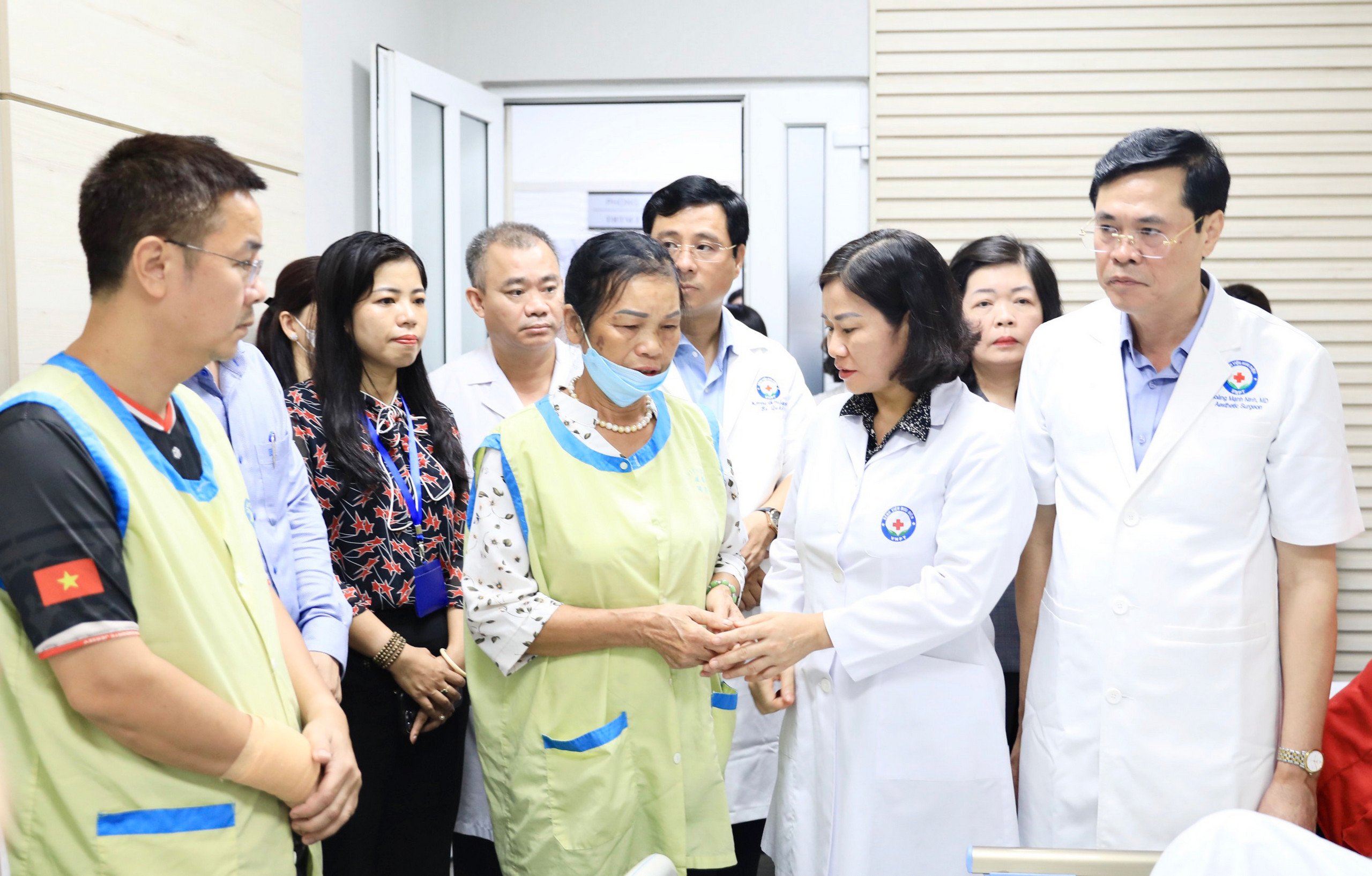 Phó Bí thư Thường trực Thành ủy Hà Nội Nguyễn Thị Tuyến thăm hỏi, động viên gia đình nạn nhân vụ cháy ở Định Công