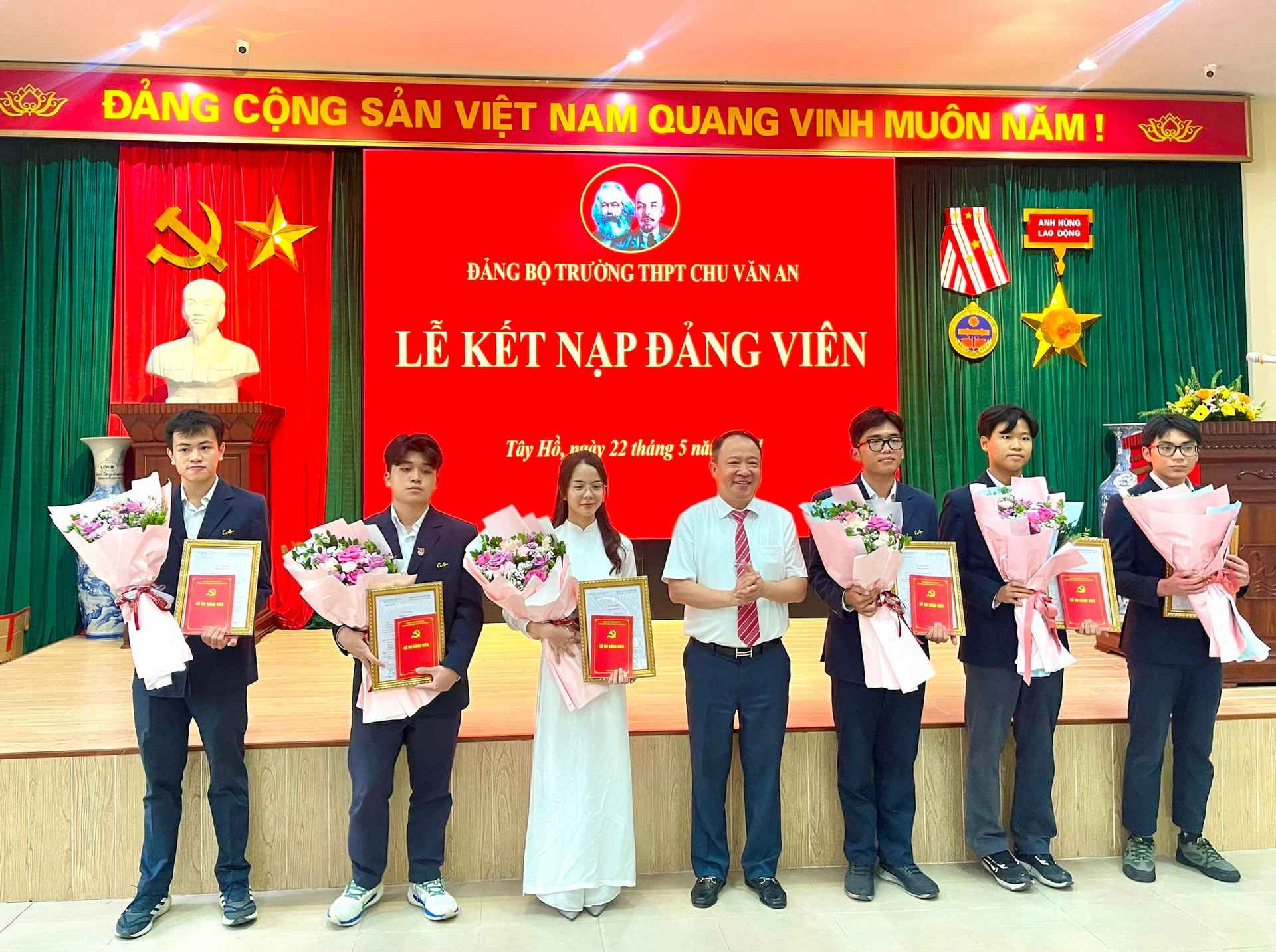 Học tập xuất sắc, rèn luyện đạo đức: 6 học sinh trường THPT Chu Văn An vinh dự kết nạp Đảng
