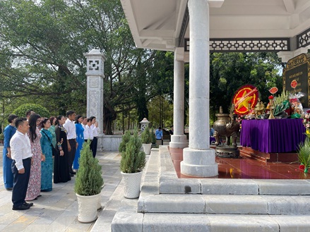 Đoàn đại biểu thành phố Hà Nội dâng hương tưởng nhớ liệt sĩ và trao quà cho trẻ em khó khăn tại tỉnh Tây Ninh