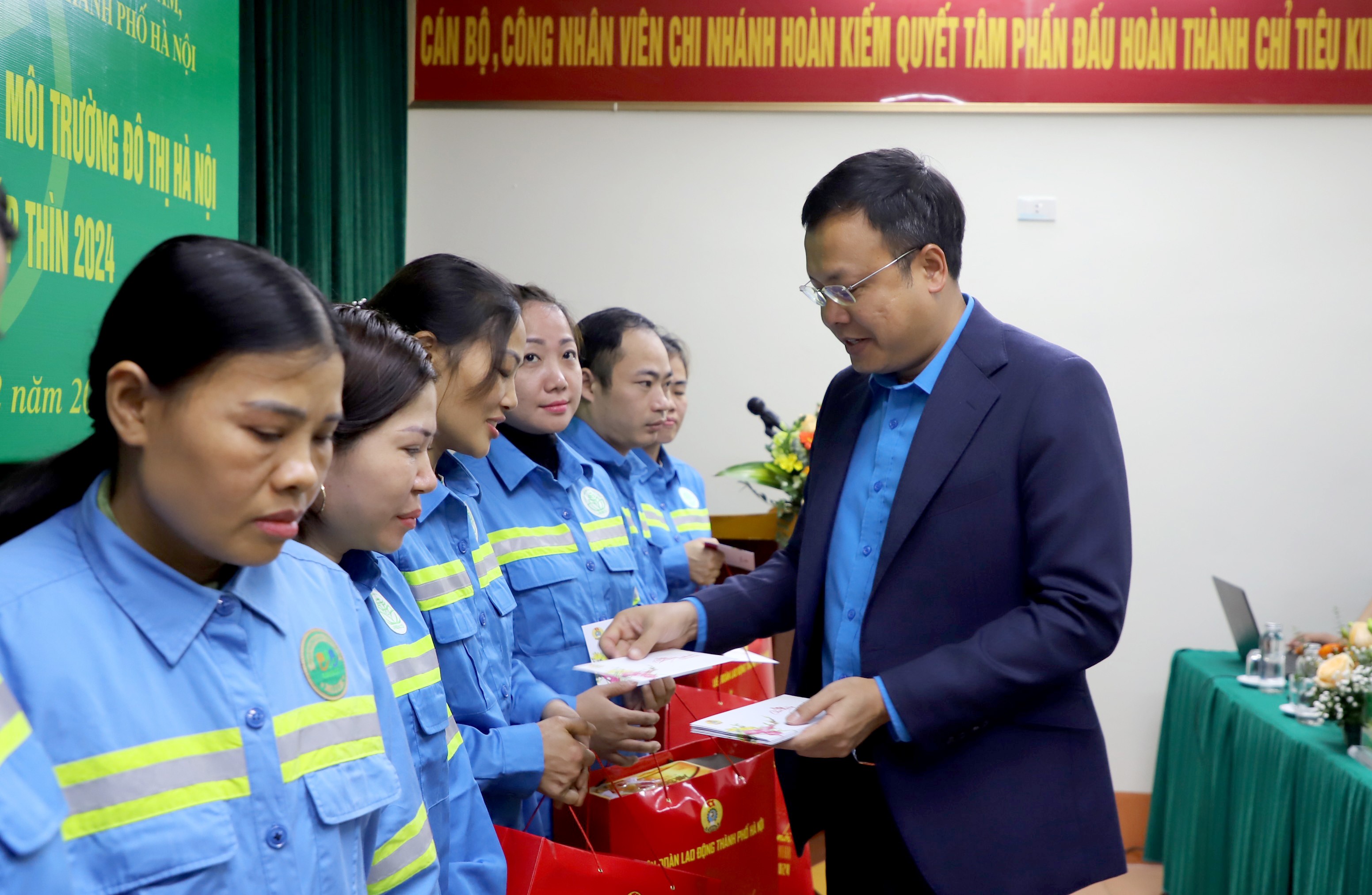 Chung tay chăm lo đời sống người lao động: 2.000 lao động khó khăn được hỗ trợ nhân Tháng Công nhân