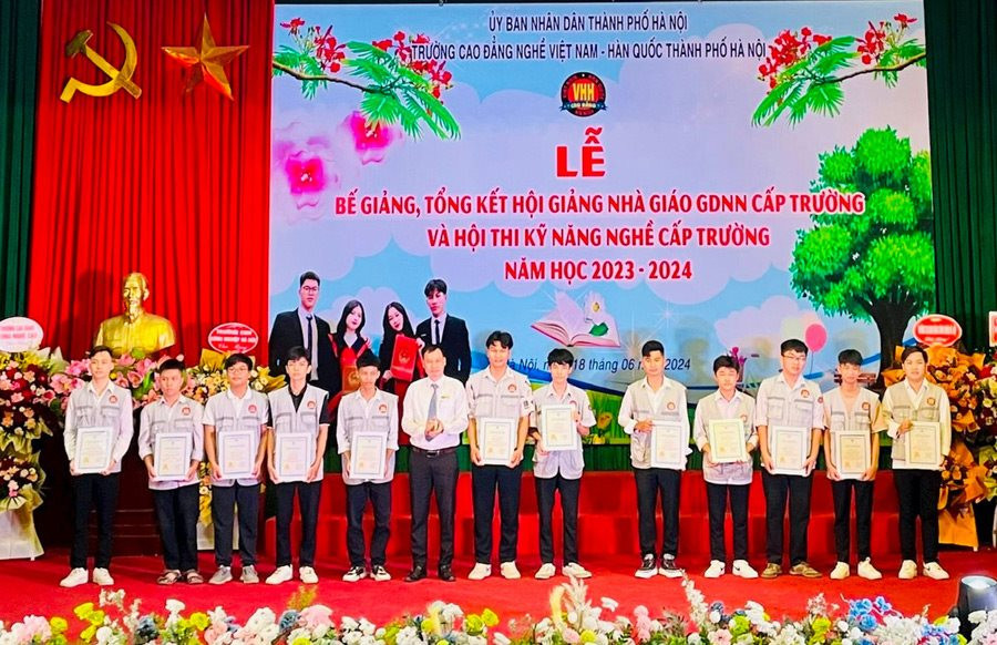 Lễ vinh danh và khen thưởng tại trường Cao đẳng nghề Việt Nam - Hàn Quốc Hà Nội
