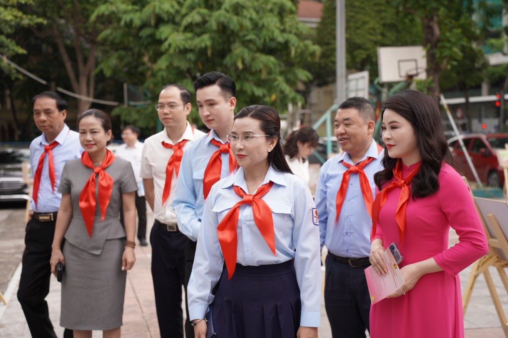Sắc màu Hà Nội qua nét vẽ hồn nhiên của học sinh: Triển lãm tranh vẽ thu hút đông đảo người xem