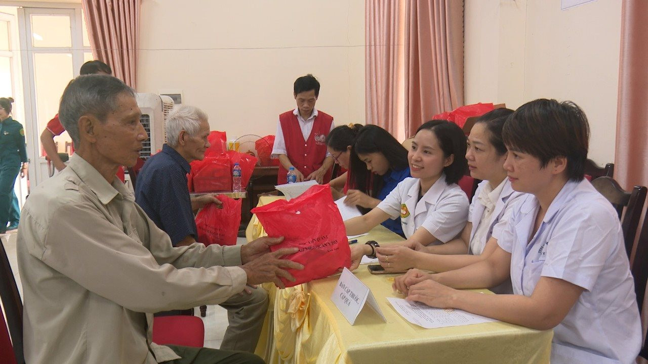 "Chung tay góp sức, nghĩa tình đồng đội" - Chăm sóc sức khỏe đối tượng chính sách