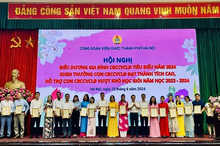 Hơn 400 gia đình cán bộ, công chức viên chức lao động được các Công đoàn cơ sở biểu dương, khen thưởng cấp cơ sở