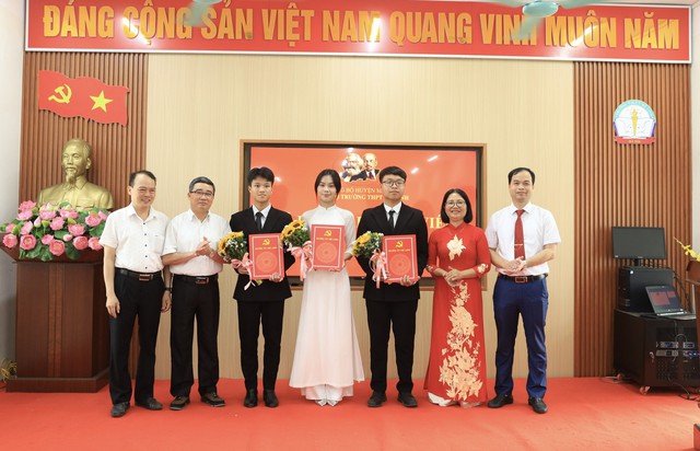 6 học sinh xuất sắc được kết nạp Đảng: Đề cao trách nhiệm và sứ mệnh của tuổi trẻ