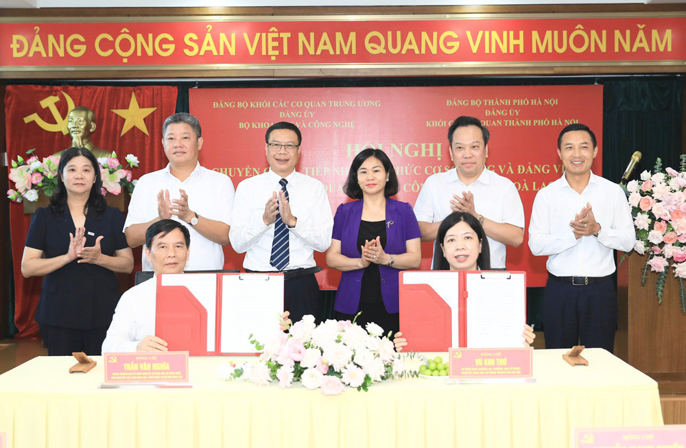 Lễ bàn giao Đảng bộ Ban Quản lý Khu công nghệ cao Hòa Lạc