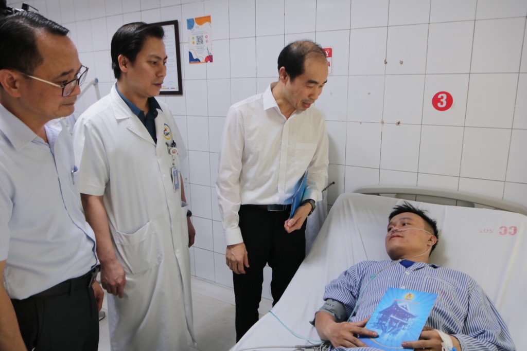 Tập trung, huy động các thầy thuốc giỏi, bảo đảm đủ thuốc, phương tiện cấp cứu, xử trí, cứu chữa kịp thời người bệnh sau hoả hoạn tại phố Trung Kính