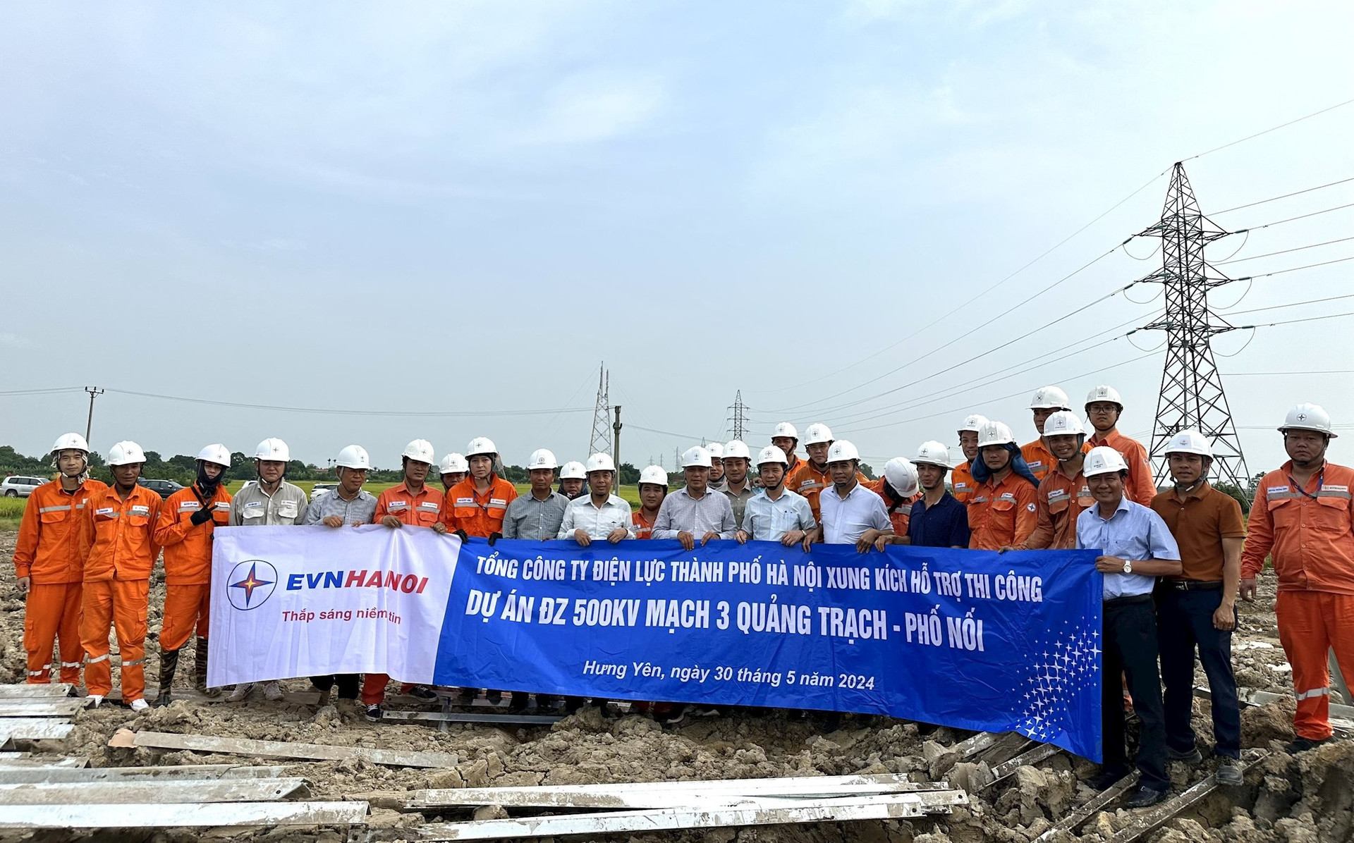 Gần 200 thợ điện Hà Nội góp sức cho công trình trọng điểm quốc gia
