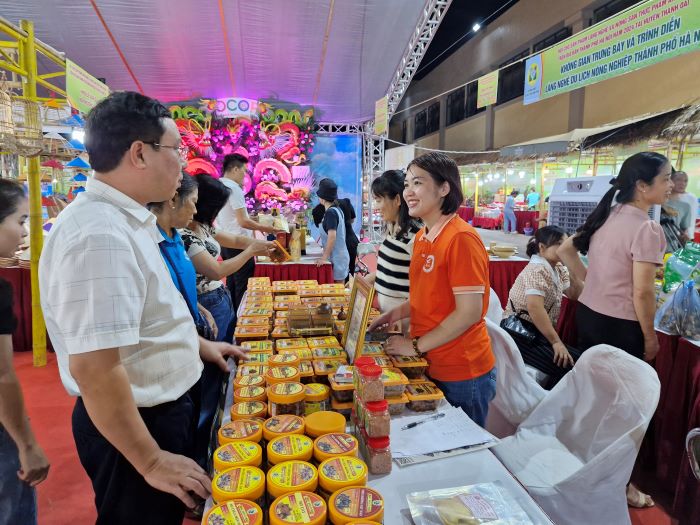 Hơn 80 gian hàng hội tụ tại Lễ khai mạc Hội chợ sản phẩm làng nghề và nông sản thực phẩm an toàn Hà Nội năm 2024