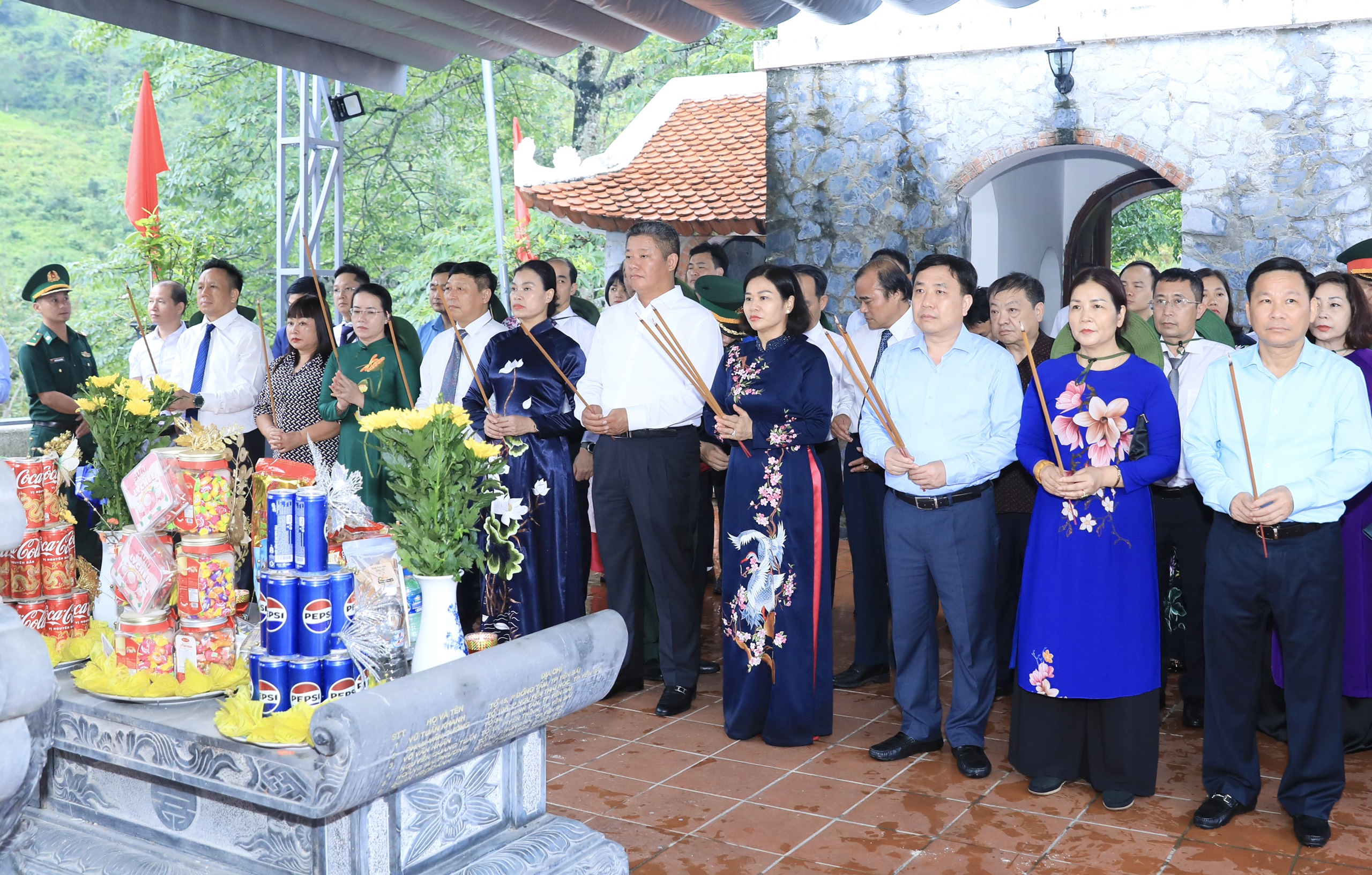 Hành trình tri ân: Phó Bí thư Thường trực Thành ủy Nguyễn Thị Tuyến dâng hương tưởng niệm anh hùng liệt sỹ Vị Xuyên