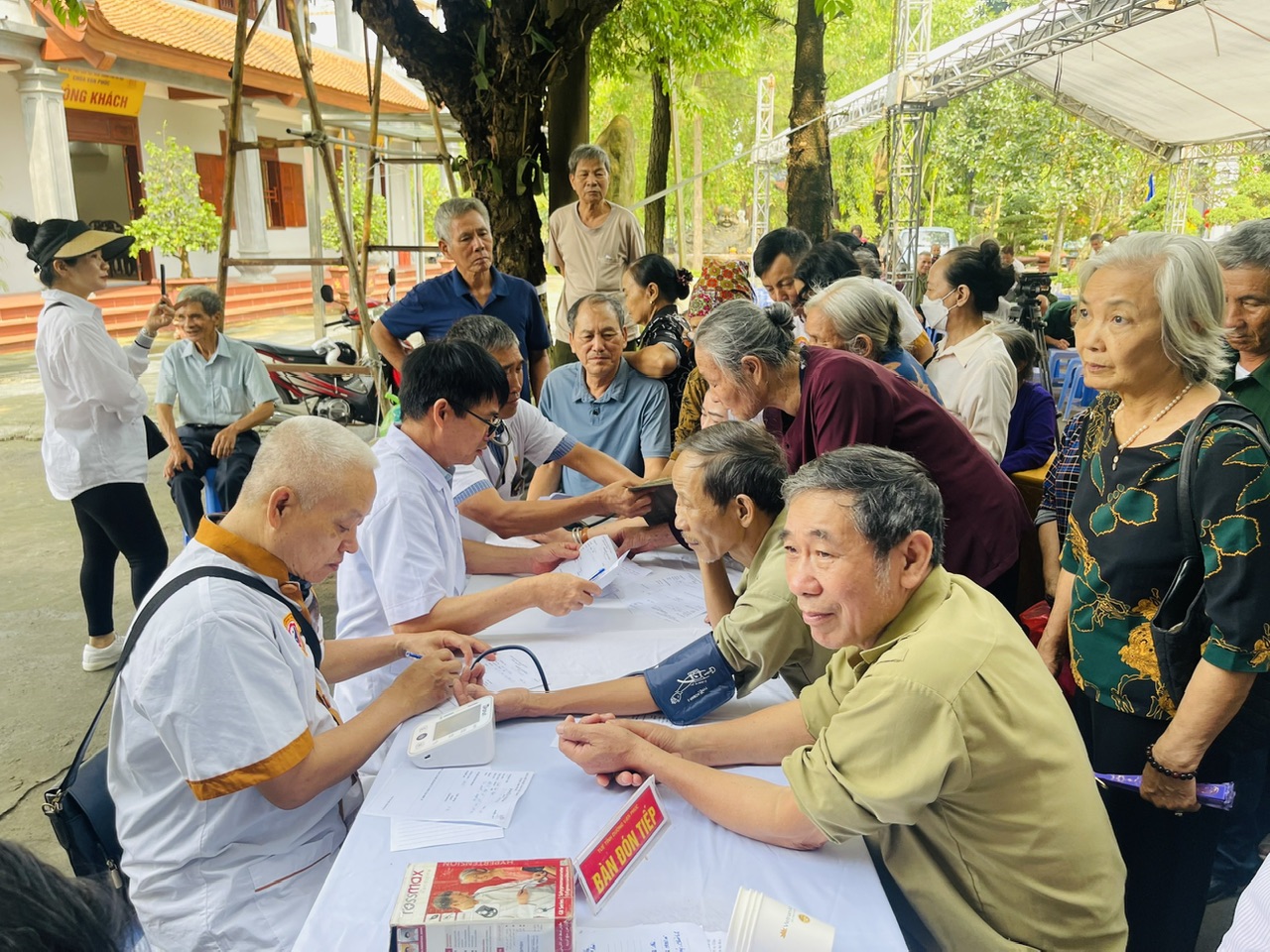 Chung tay góp sức vì cộng đồng: Thanh niên Thủ đô khám bệnh, trao quà cho người dân Sóc Sơn