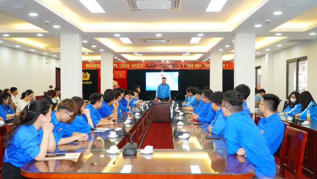 Thanh niên Hà Nội hăng hái tham gia hỗ trợ thu phí đỗ xe không dùng tiền mặt
