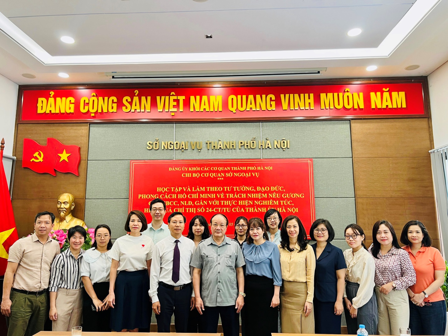Buổi sinh hoạt chuyên đề: Nâng cao nhận thức về tính tiên phong, gương mẫu của cán bộ, đảng viên trong thực thi công vụ