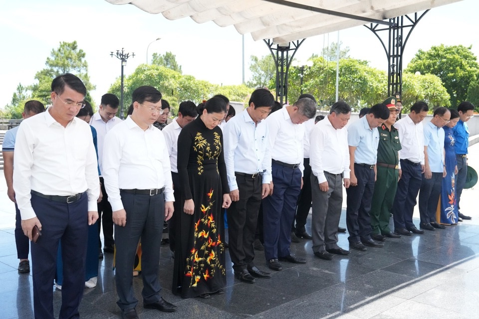 Đoàn đại biểu thành phố Hà Nội viếng liệt sĩ, tặng quà trẻ em tại Quảng Trị