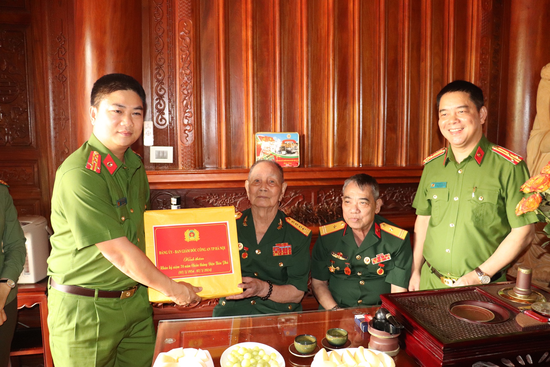 Phó Giám đốc Công an thành phố Hà Nội tri ân anh hùng Điện Biên Phủ