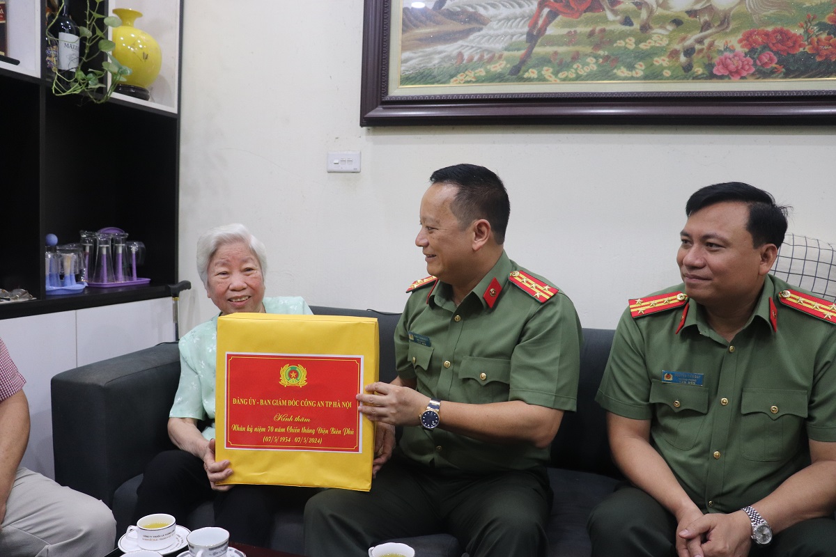  Công an thành phố Hà Nội thăm hỏi, tri ân gia đình cựu chiến binh Điện Biên Phủ Cao Trần Hán
