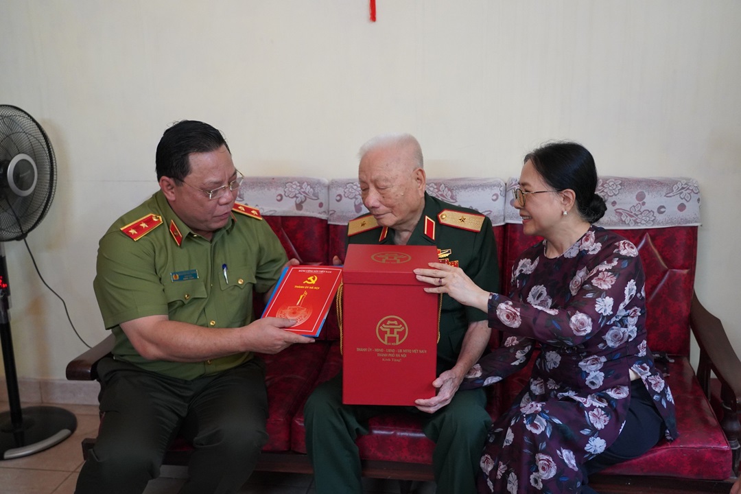 Giám đốc Công an thành phố tri ân thân nhân gia đình liệt sĩ và anh hùng liệt sĩ