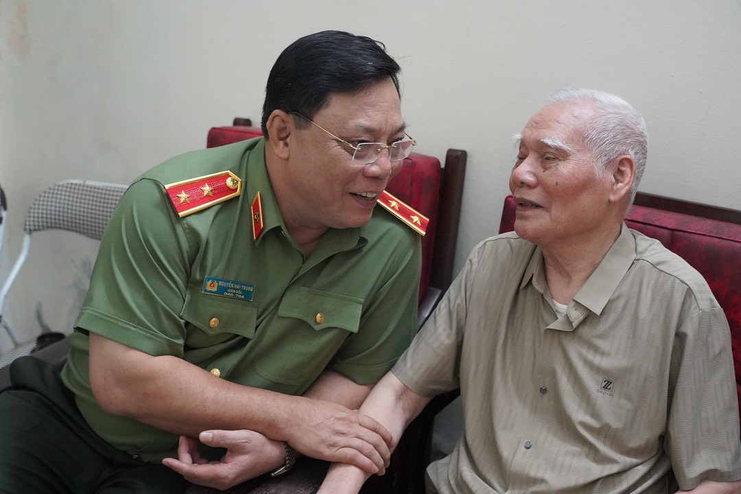 Lãnh đạo Công an thành phố Hà Nội thăm hỏi, chúc mừng các đồng chí cán bộ hưu trí