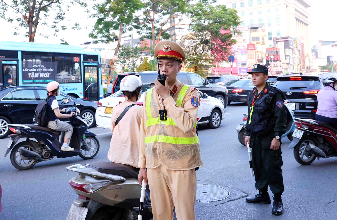 Công an Hà Nội đồng loạt ra quân xử lý vi phạm trật tự, an toàn giao thông