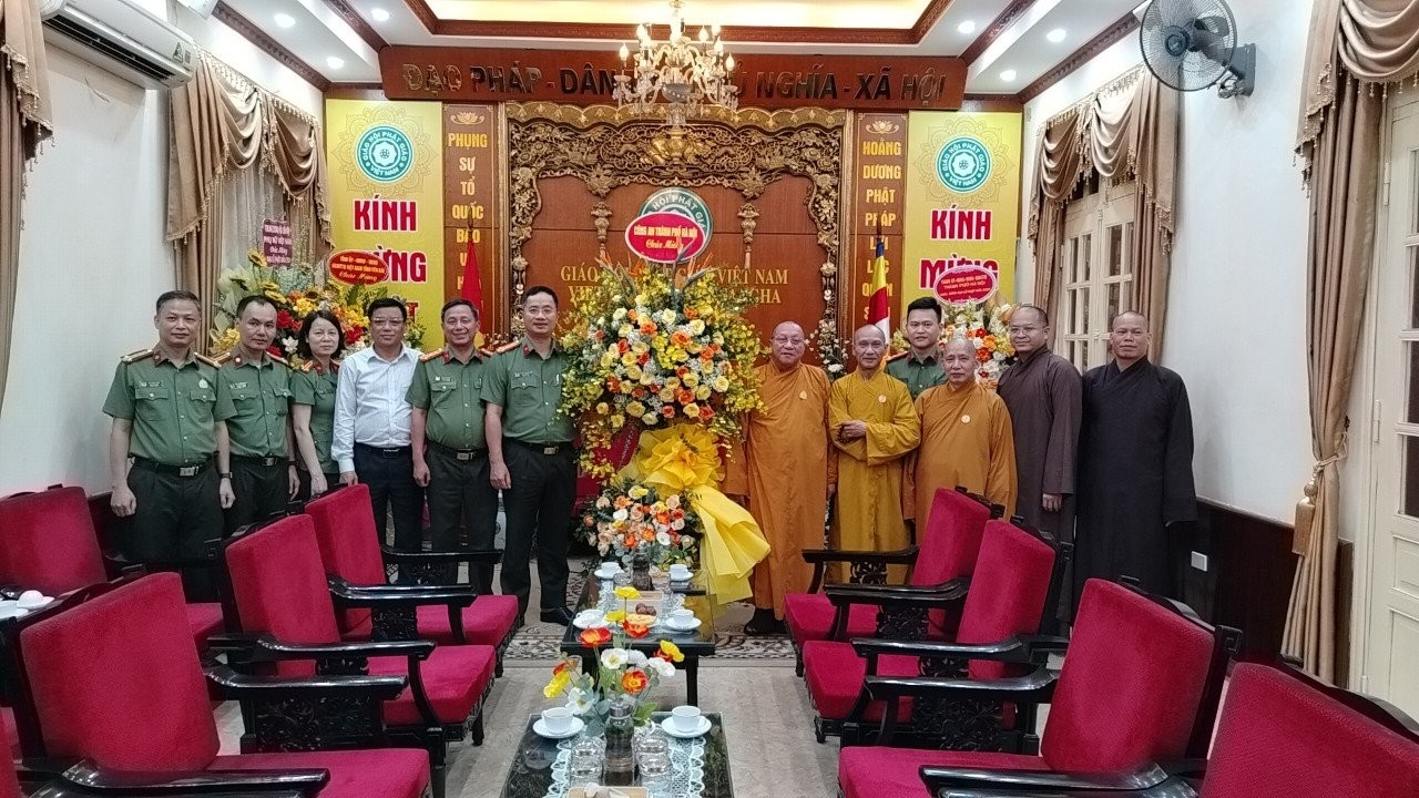 Phó Giám đốc Công an thành phố thăm, chúc mừng Đại lễ Phật đản 2024