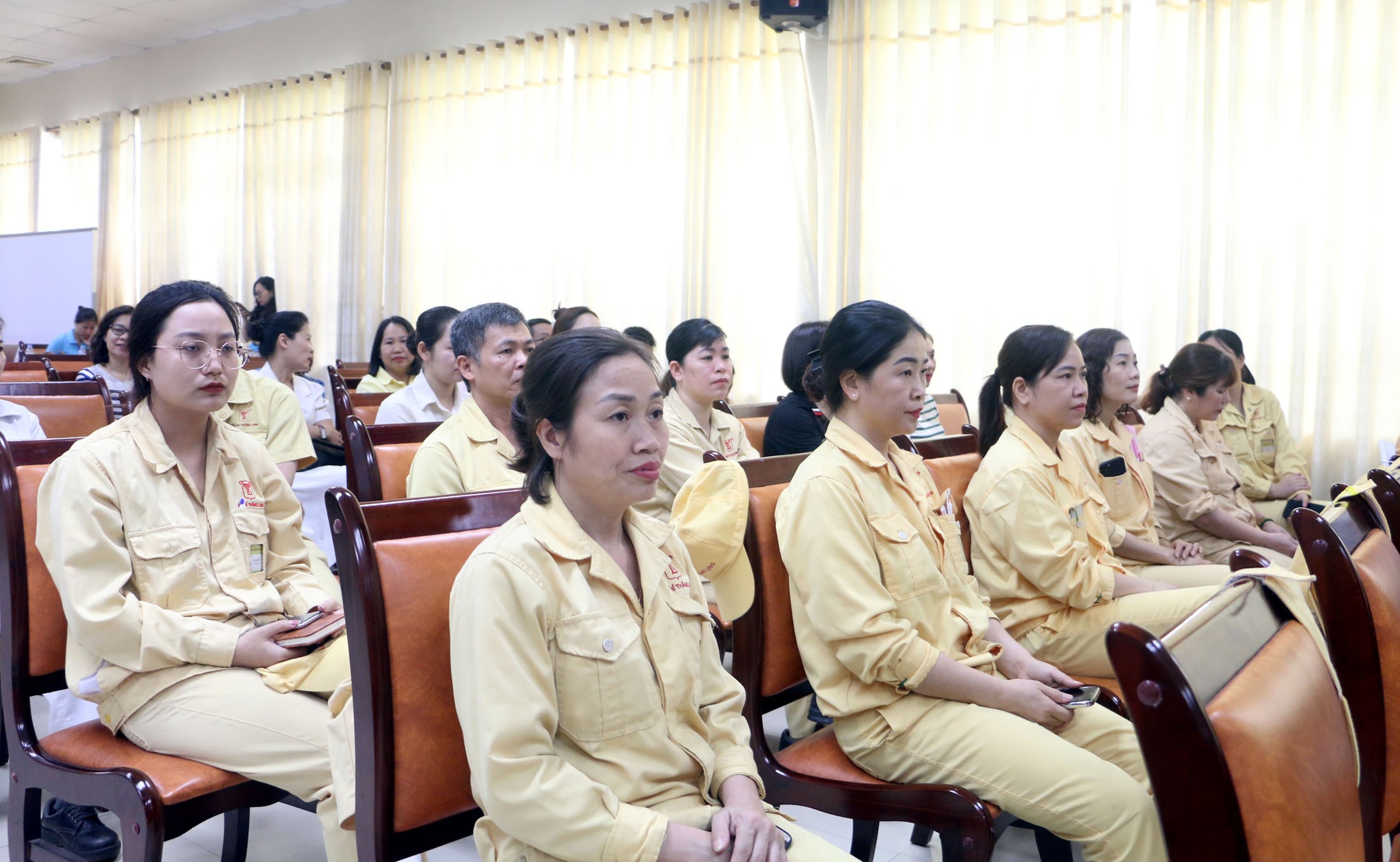 Đối thoại trực tuyến về an toàn lao động và lừa đảo trực tuyến