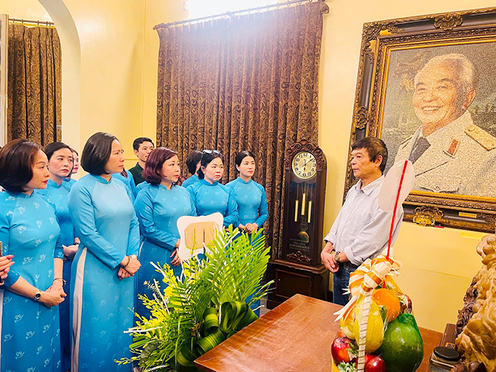 Hội LHPN Hà Nội dâng hương tưởng niệm Đại tướng Võ Nguyên Giáp, tri ân các anh hùng, liệt sĩ 