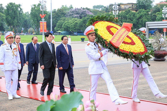 Lãnh đạo Đảng, Nhà nước và thành phố Hà Nội vào Lăng viếng Chủ tịch Hồ Chí Minh và dâng hương tưởng niệm các Anh hùng liệt sỹ