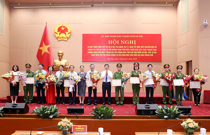 Thành phố Hà Nội đẩy mạnh chi trả an sinh xã hội không dùng tiền mặt: Mục tiêu 100% đối tượng hưởng chính sách nhận trợ cấp qua tài khoản