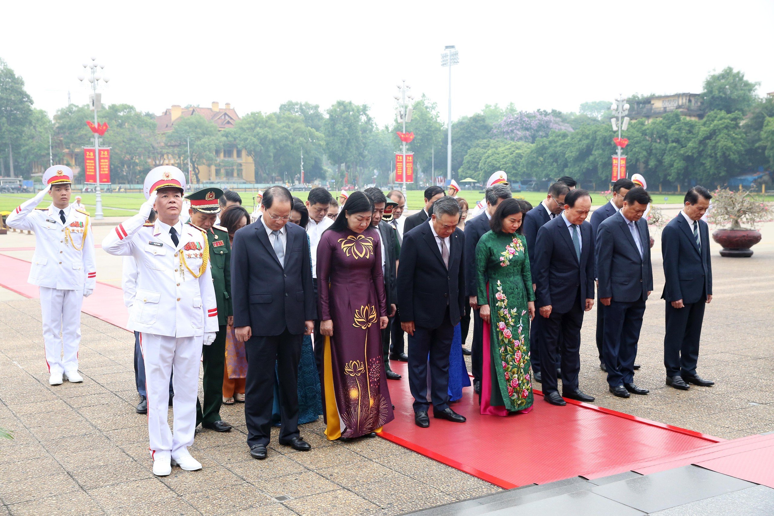 Lãnh đạo thành phố Hà Nội vào Lăng viếng Chủ tịch Hồ Chí Minh, dâng hương tưởng niệm các anh nhân dịp kỷ niệm 70 năm Chiến thắng Điện Biên Phủ