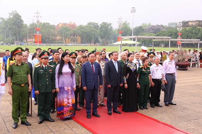 Thành phố Hà Nội tưởng nhớ 70 năm chiến thắng Điện Biên Phủ: Dâng hương, dâng hoa tưởng niệm Chủ tịch Hồ Chí Minh và các anh hùng liệt sĩ