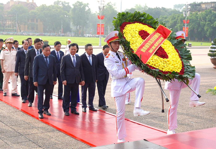 Lãnh đạo thành phố Hà Nội vào Lăng viếng Chủ tịch Hồ Chí Minh và tưởng niệm các Anh hùng liệt sĩ