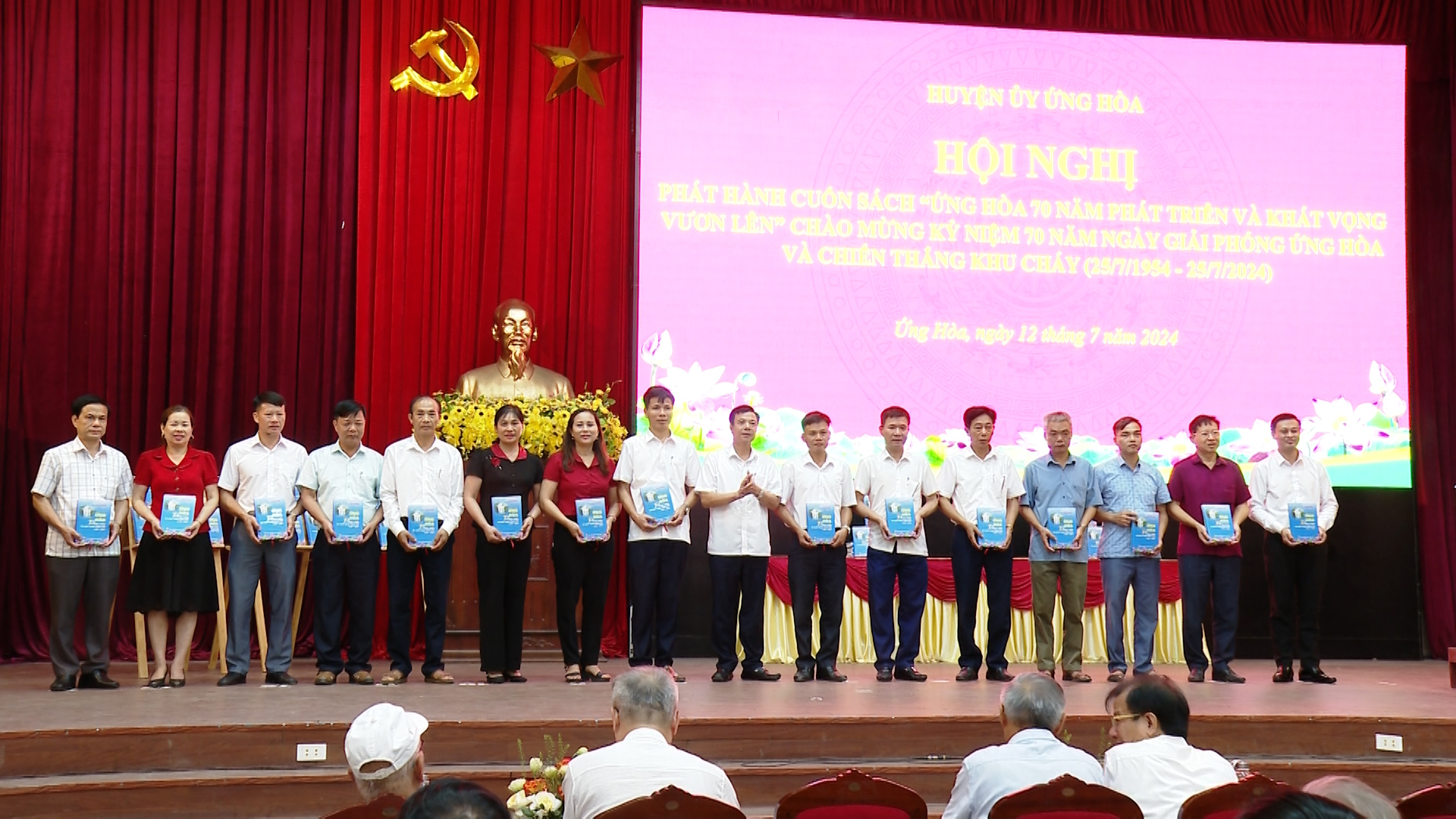 Huyện Ứng Hòa phát hành cuốn sách “Ứng Hòa 70 năm phát triển và khát vọng vươn lên”