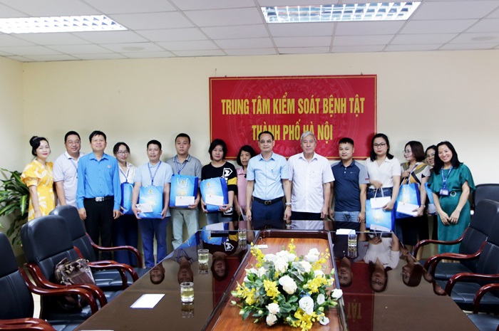 Ấm áp nghĩa tình Tháng Công nhân: Công đoàn Y tế trao quà, động viên cán bộ, nhân viên y tế
