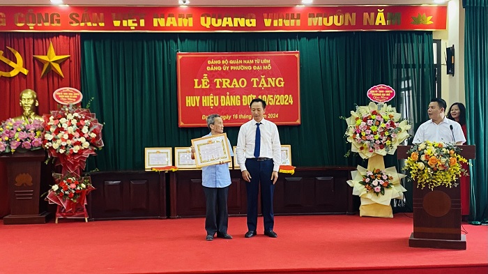 Trưởng Ban Tổ chức Quận uỷ Nam Từ Liêm trao Huy hiệu Đảng tặng đảng viên phường Đại Mỗ