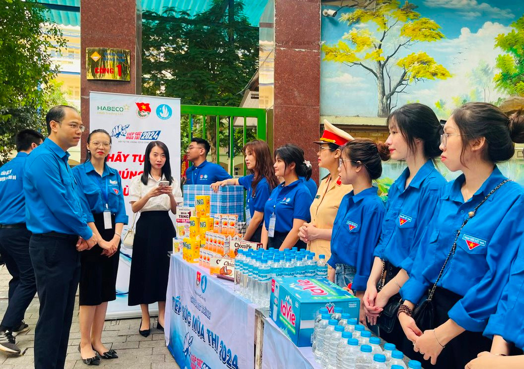 Áo xanh tình nguyện phủ kín các điểm thi, tiếp sức mùa thi năm 2024 diễn ra sôi nổi