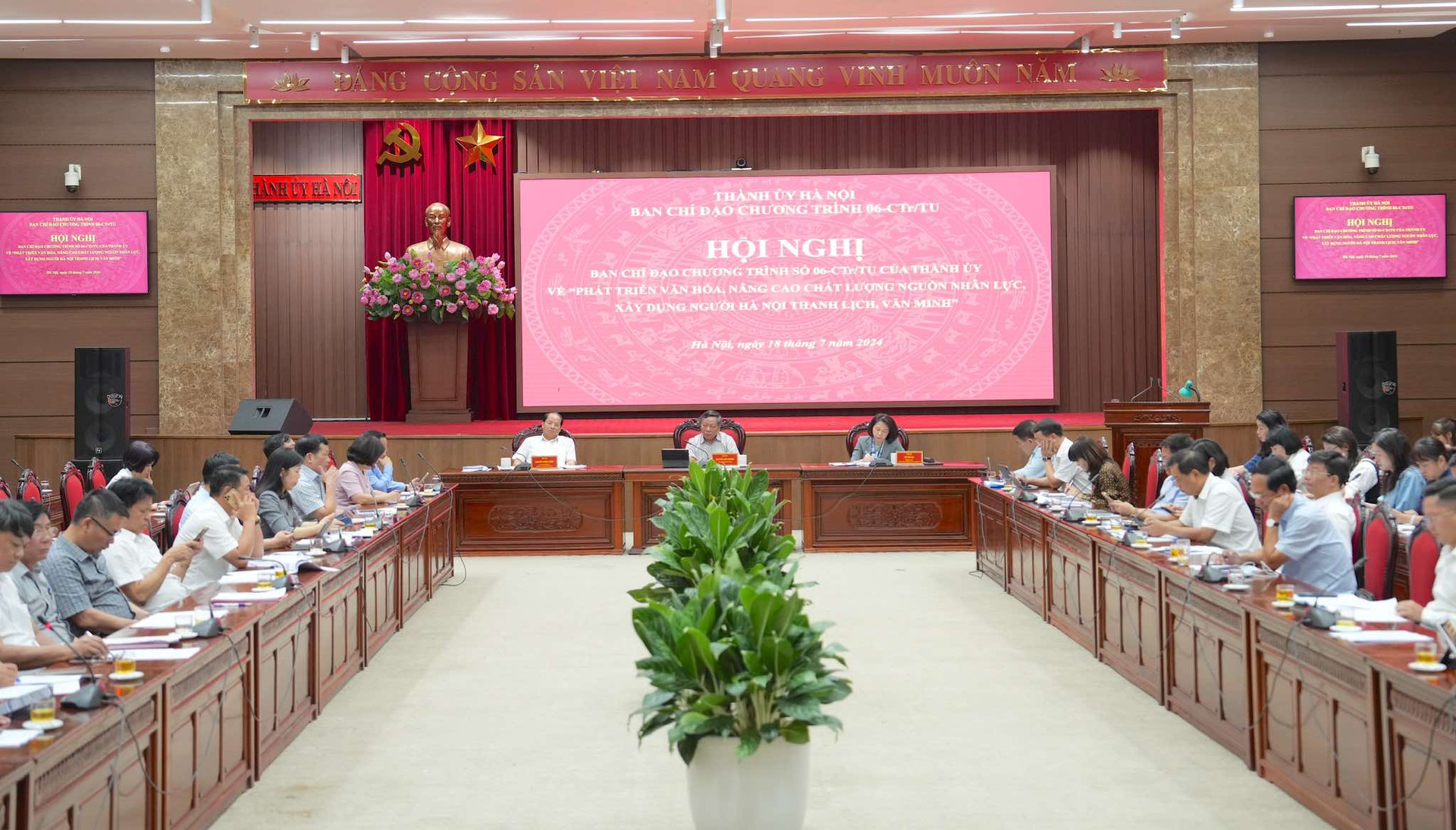 Xây dựng người Hà Nội thanh lịch, văn minh gắn với phát triển công nghiệp văn hóa