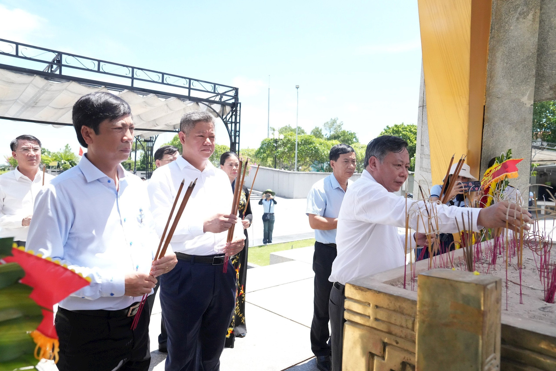 Phó Bí thư Thành ủy Nguyễn Văn Phong viếng Nghĩa trang Liệt sỹ tại tỉnh Quảng Trị 