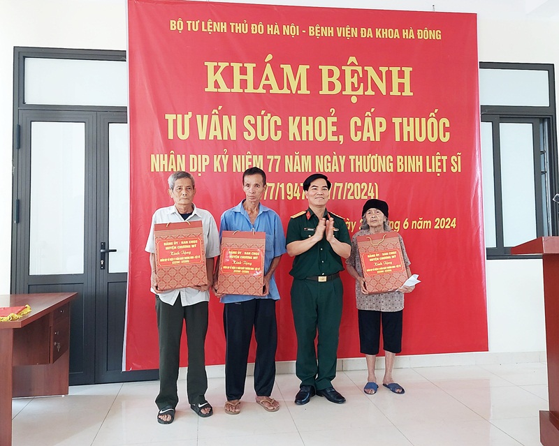 Hơn 140 gia đình chính sách xã Văn Võ (huyện Chương Mỹ) được khám sức khỏe miễn phí và tặng quà